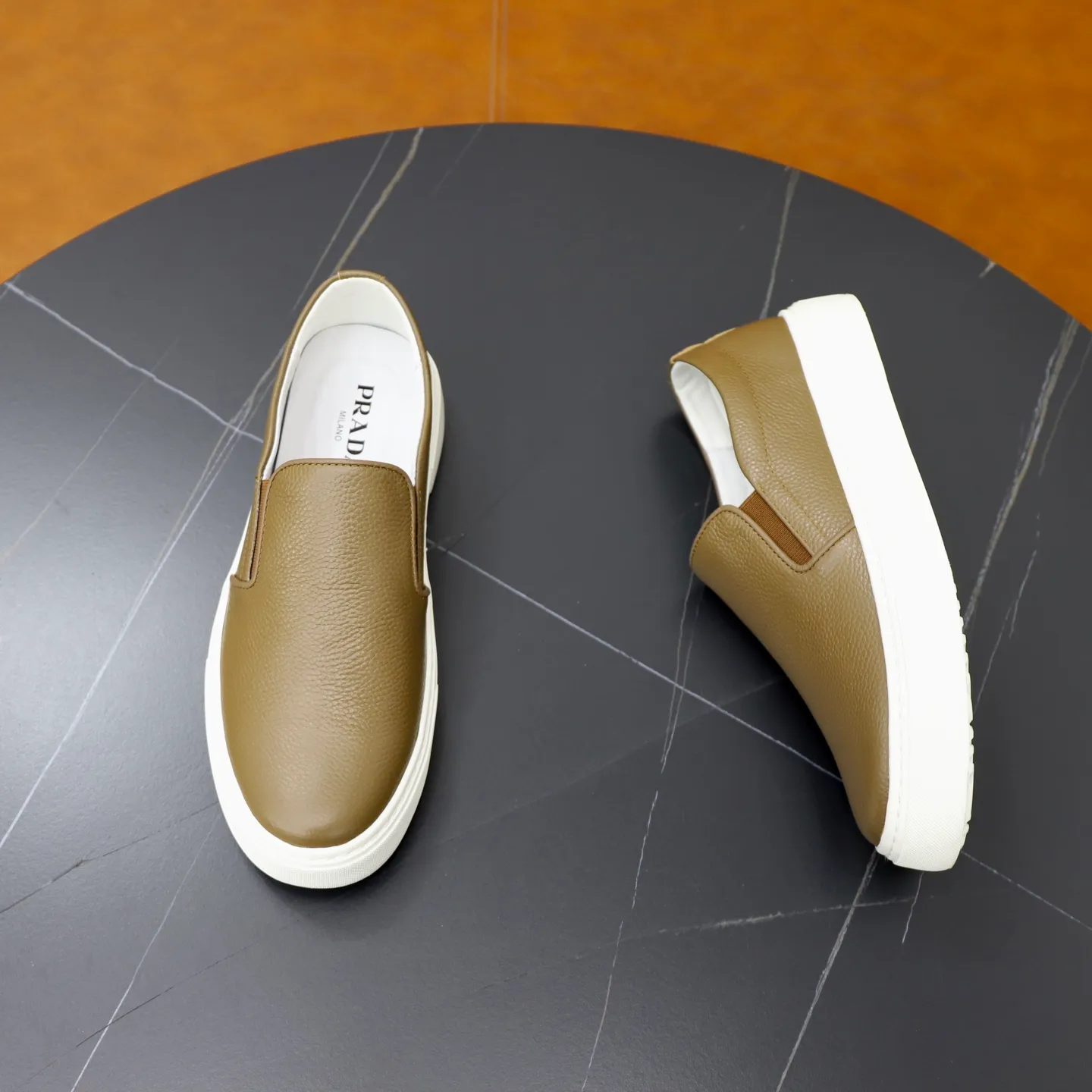 Ex-factory price: 420💰🙅‍♂️🙅‍♂️🙅‍♂️ Brand: PRADA Standard code: 38–44 (45 can be customized) Grade: Same as the official website Material: Original cowhide fabric Comfortable pigskin lining Lightweight wear-resistant outsole Style category: Men's fashionable casual shoes and boots Running sports shoes Distinguished luxury brand elements Top luxury Color: actual picture color